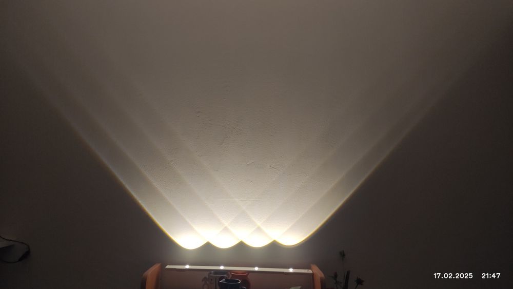 Лампа с аккумулятором, датчиком движения и линзами.