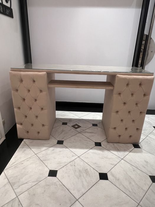 Mesa de manicure de veludo com vidro na parte superior da mesa.