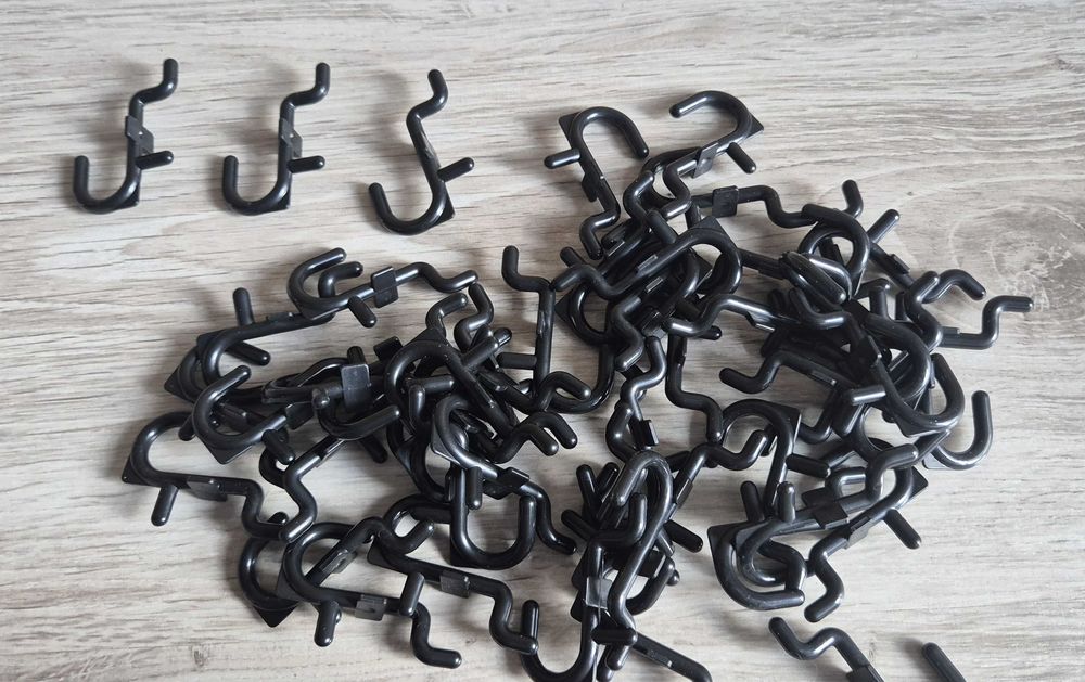 Zestaw haczyków w kształcie litery J, otwory 0,6 cm 50 szt