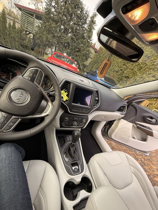 Samochód Jeep Cherokee