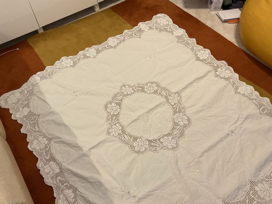 Toalha linho antiga bordada e cercadura em renda 150 x 160 cm aprox.