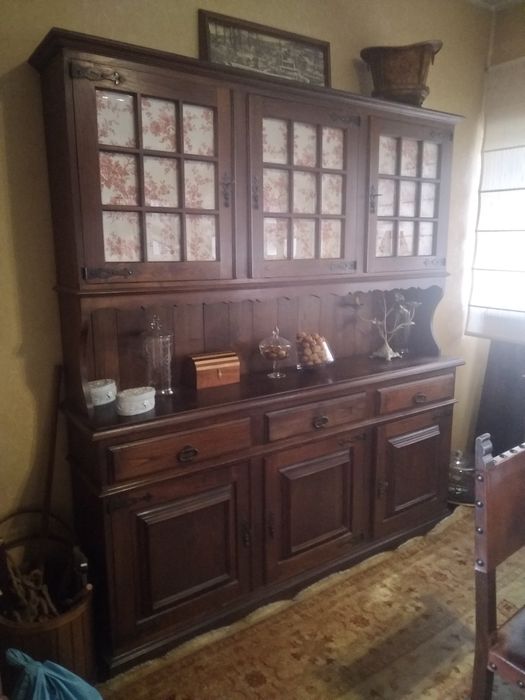 Louceiro em castanho maciço em muito bom estado