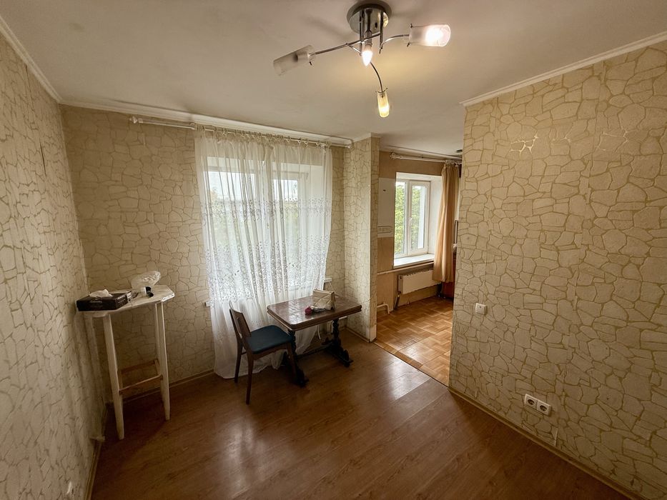 Продається 3-кімнатна квартира з індивідуальним опаленням. Центр міста