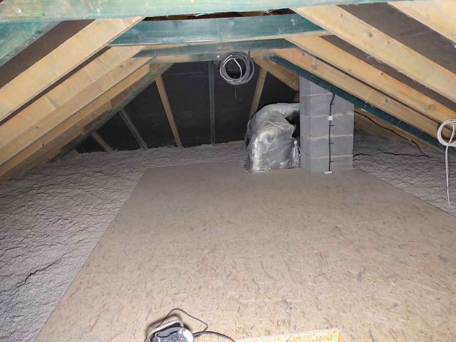 Ocieplanie, wdmuchiwanie celulozy i naprawa izolacji dachu po kunach