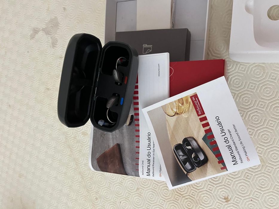 Aparelhos Auditivos ReSound ONE + Carregador – NOVOS (Nunca Usados)