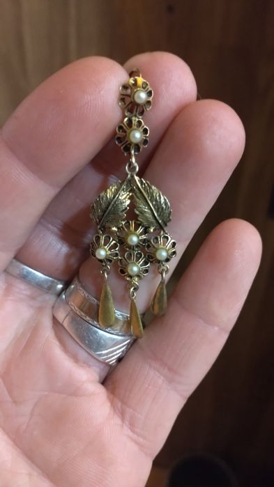 Brincos vintage em prata contrastada.