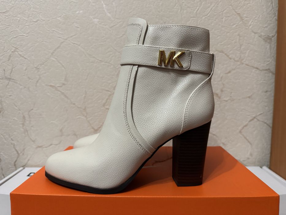 Жіночі ботильйони Michael Kors в елегантному білому кольорі