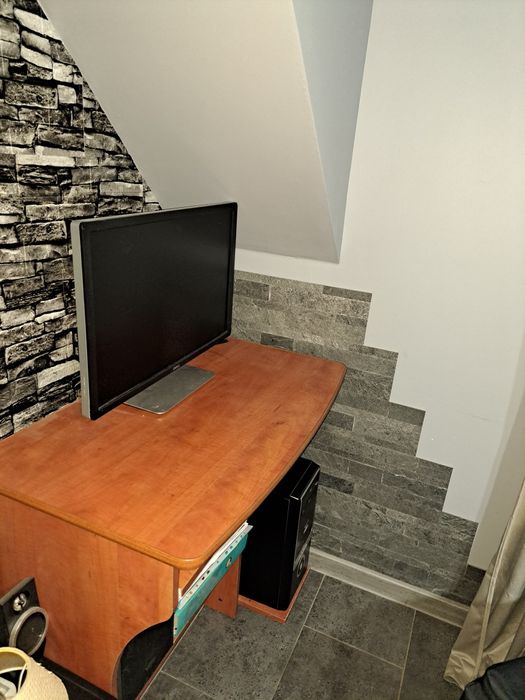 Komputer kompletny z monitorem i biurkiem