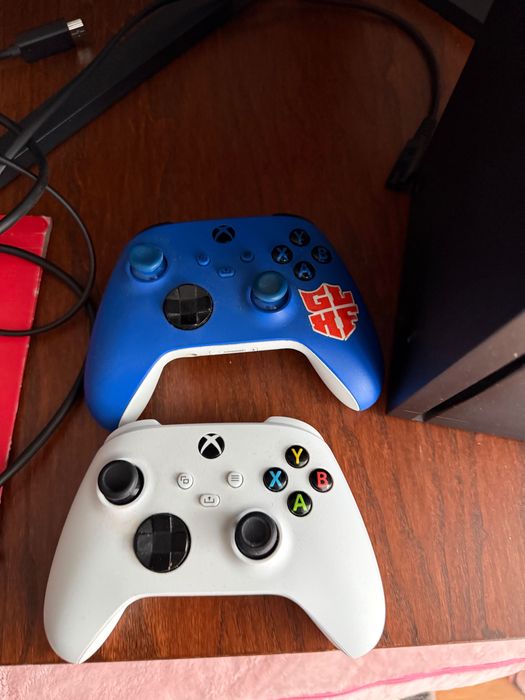 Xbox series x z dwoma oryginalnymi padami.