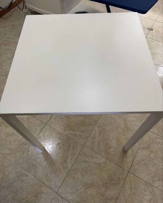Vendo mesa de tampo branco de quatro prenas