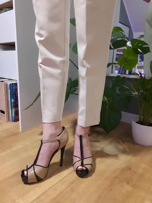 Wysokie eleganckie szpilki