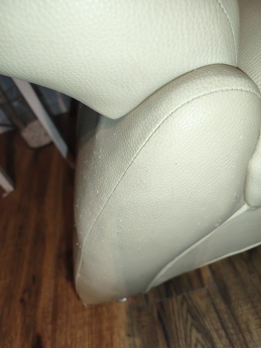 Sofa z ekoskóry, beżowa.