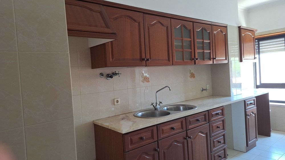 Vendo Armários de cozinha de mogno em muito bom estado de conservação
