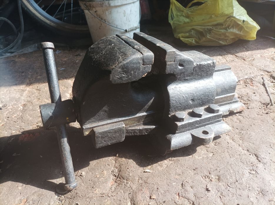 Тиски слесарные большие