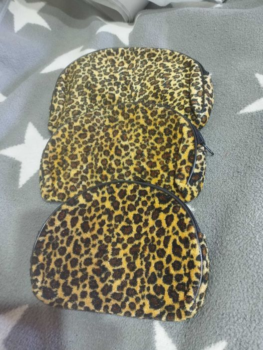 Trzy kosmetyki w panterkę