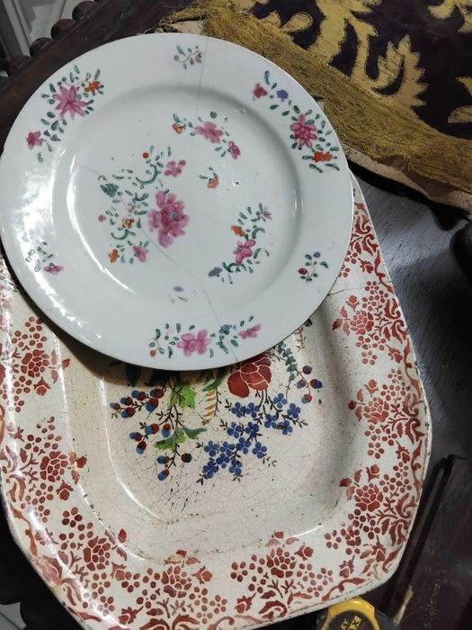 Duas peças  uma faiança outra em porcelana
