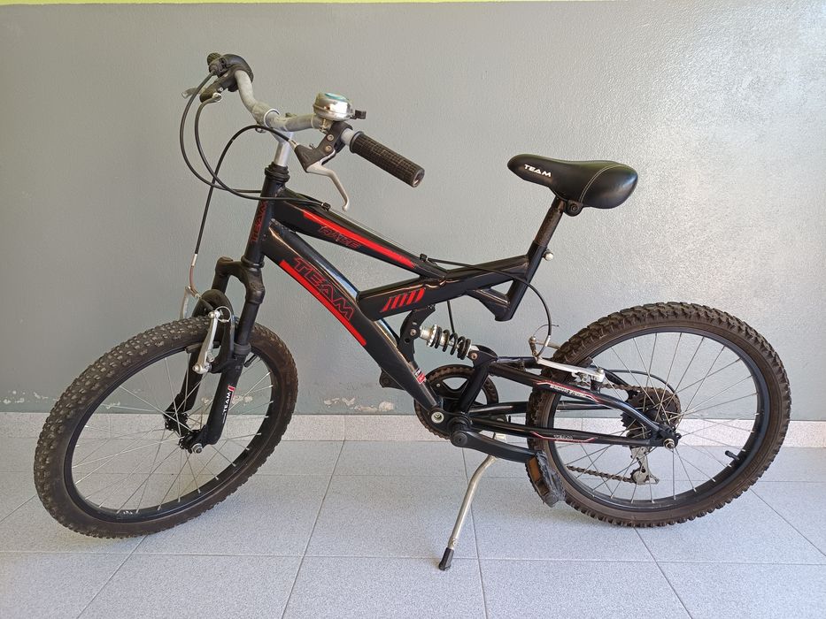 Bicicleta Juvenil de Montanha Team DS220 R20 (Dupla Suspensão / Shimano)