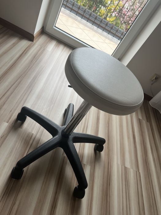 Taboret kosmetyczny na kółkach