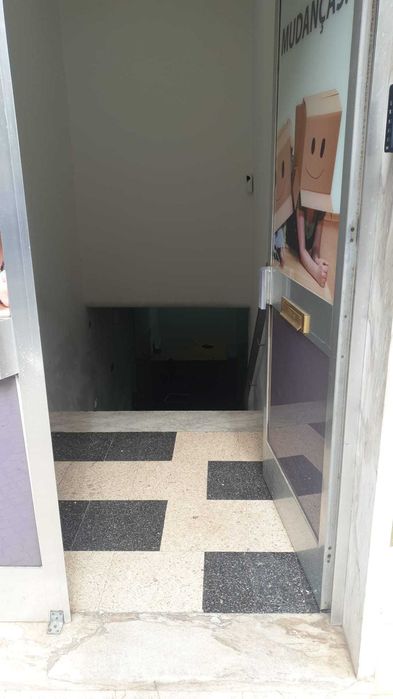 Escritório para alugar com gabinete fechado 350€/mês.