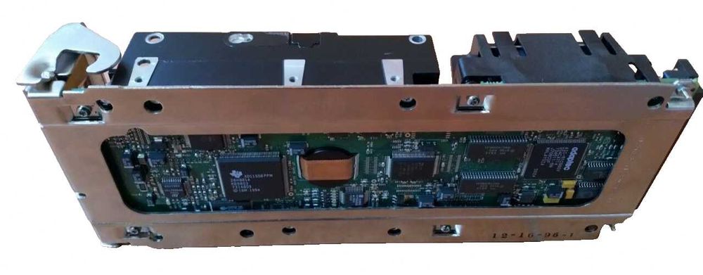 IBM 9 GB Ultrastar RAMAC DCHS-098 SCSI Hard disk drive HDA SPINNING