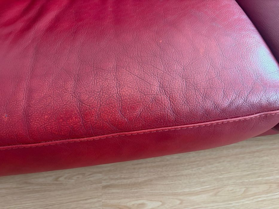 Sofa em pele vermelho