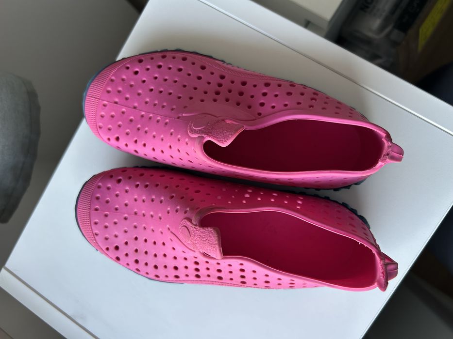 Roupa chapeu e sapatos piscina praia