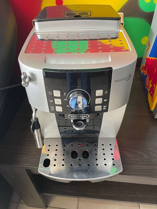 Кавова машина Delonghi magnifica S