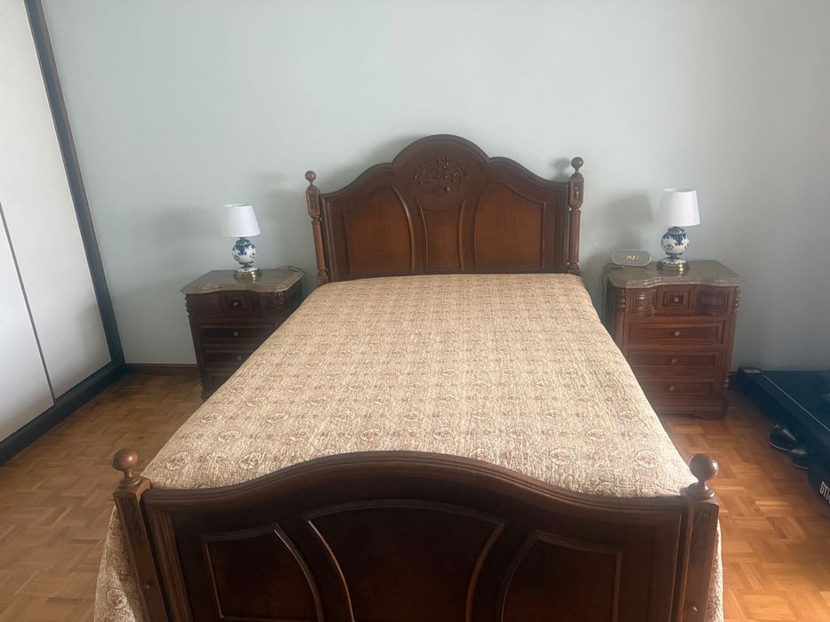 Cama, mesinha de cabeceira, cómoda e colchão