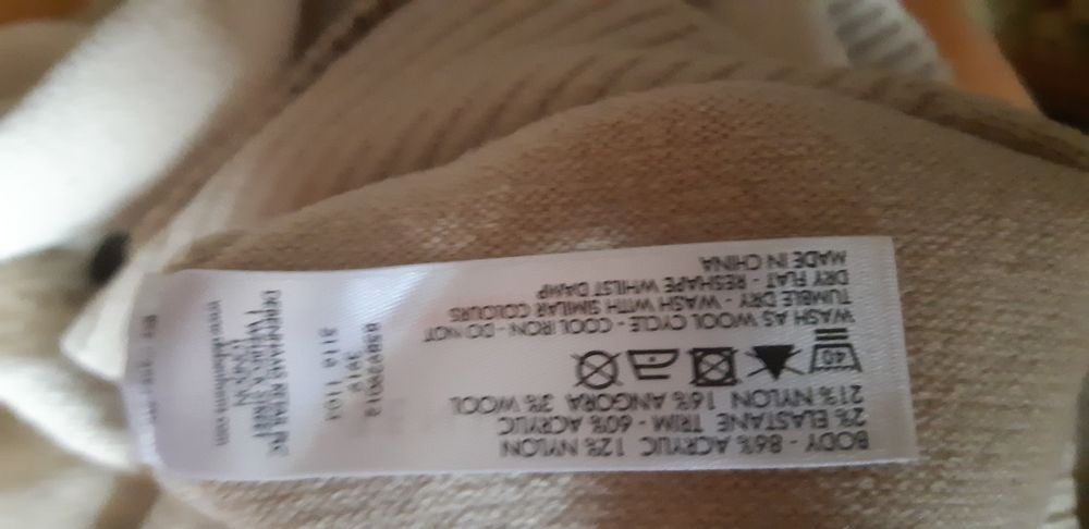 Светер біжоврго кольору