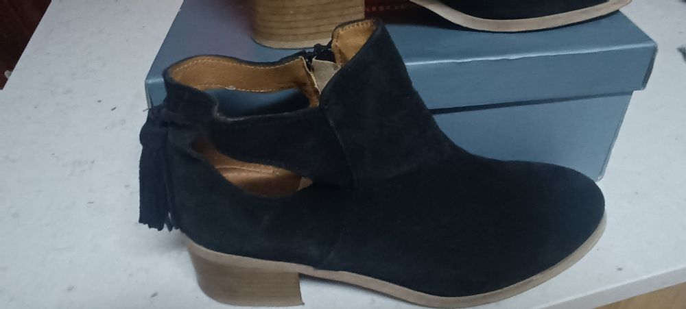 Botins em camurça de cor preta