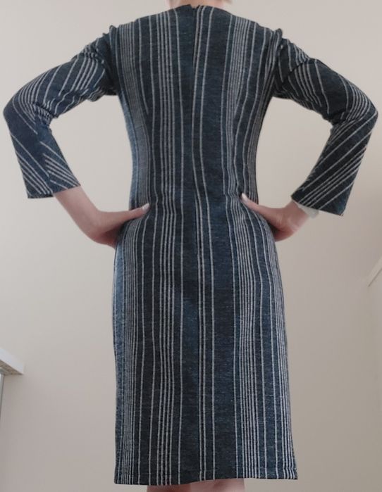 Sukienka długi rękaw prążki błyszcząca