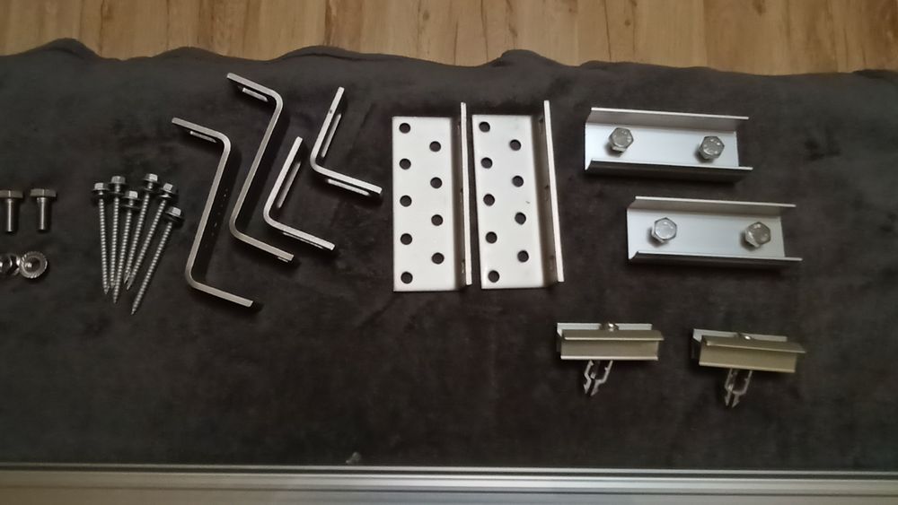 Zestaw montażowy do systemów fotowoltaicznych i solarnych do dachówki