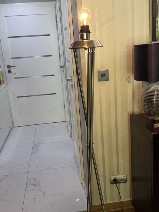 Lampa na trzech nogach