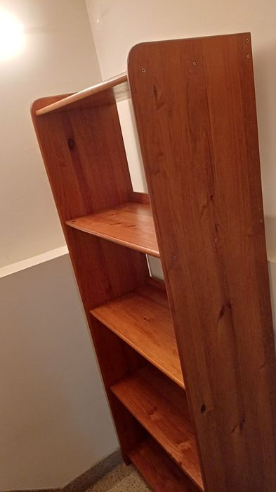 Estante em madeira maciça