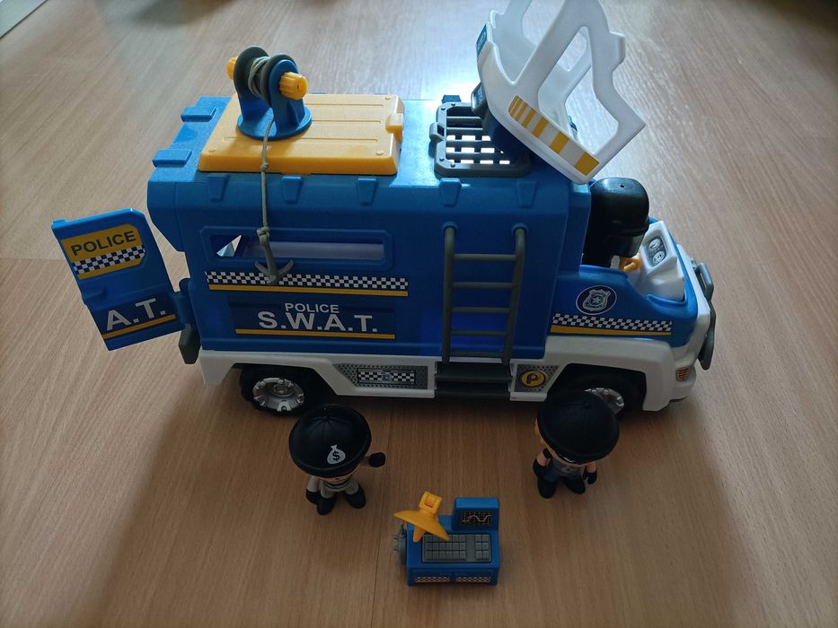 Pin pon carro polícia e bonecos