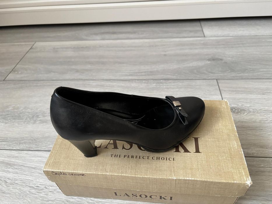 Sprzedam czarne półbuty Lasocki!