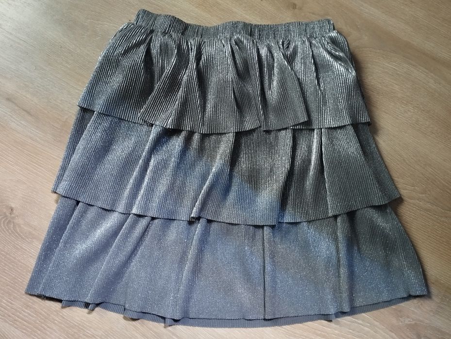 Srebrna falbaniasta spódnica