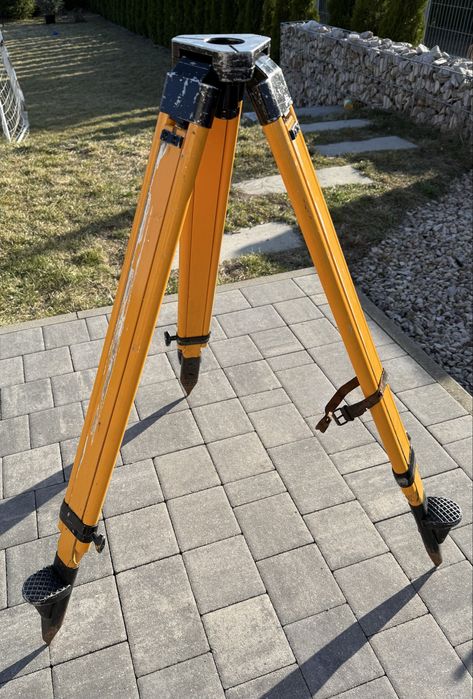Używany statyw geodezyjny Retro żółty