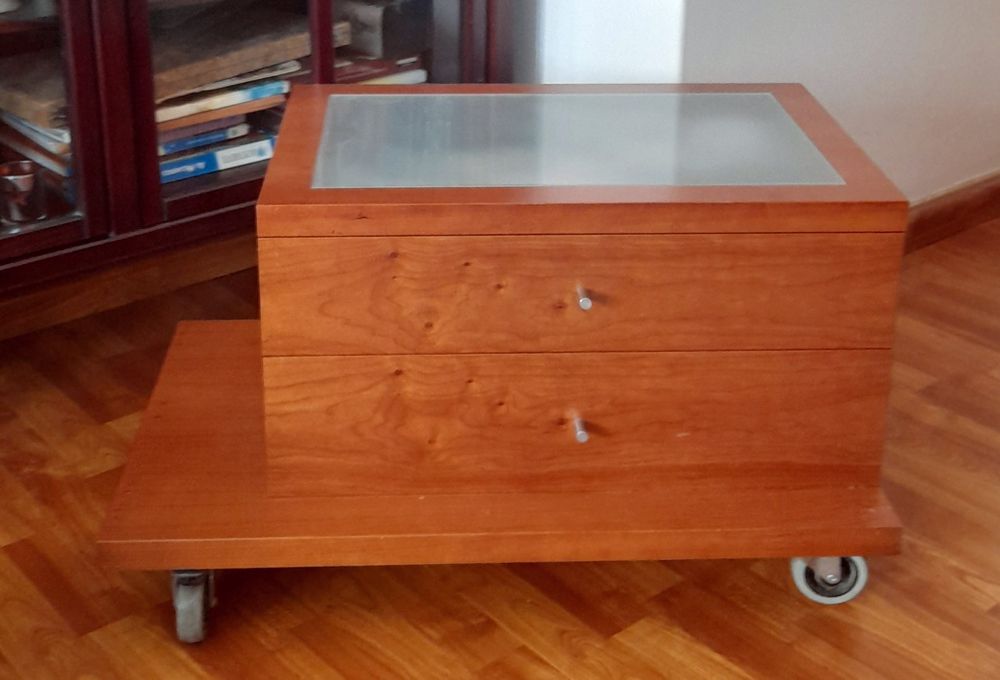 Mesa em madeira, com rodízios.