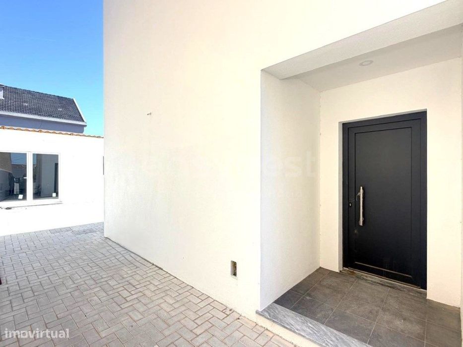 Moradia Geminada T3 Nova com Garagem, no Montijo