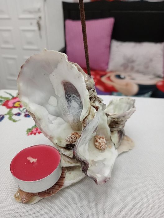 Queimador de icenso com vela feito em concha de ostra artesanal