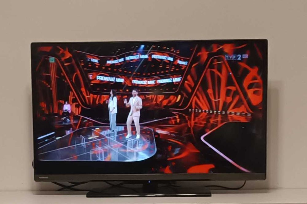 32 Cali TV Toshiba LED Smart TV DVB-T2 HEVC + Kabel HDMI + Upominek +