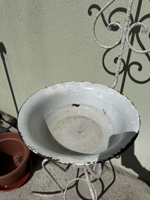 Lavatório antigo com estrutura e bacia em ferro