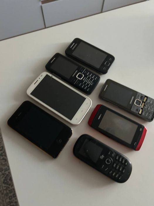Лот кнопочних телефонів та планшет