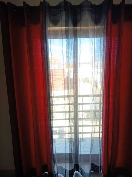 Cortinados opacos Vermelho/Bordeaux e transparentes em tons de cinzento