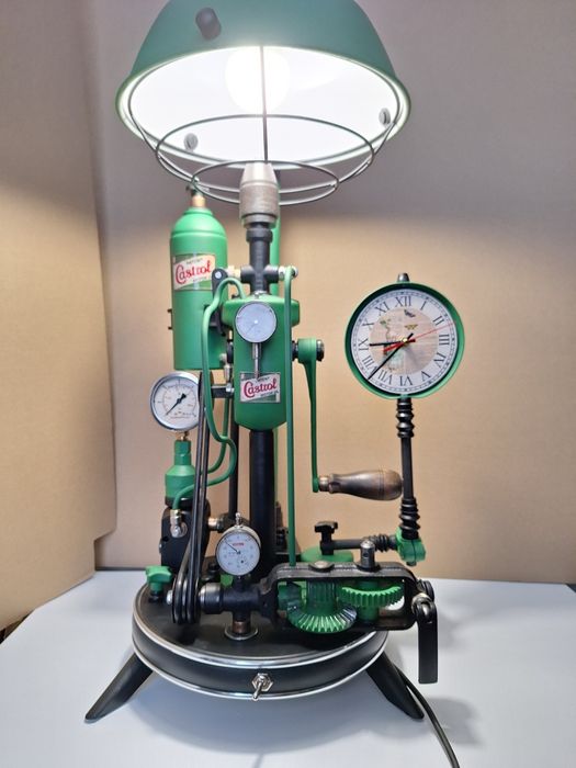 Lampa loft retro ze starą wiertarką I zegarem