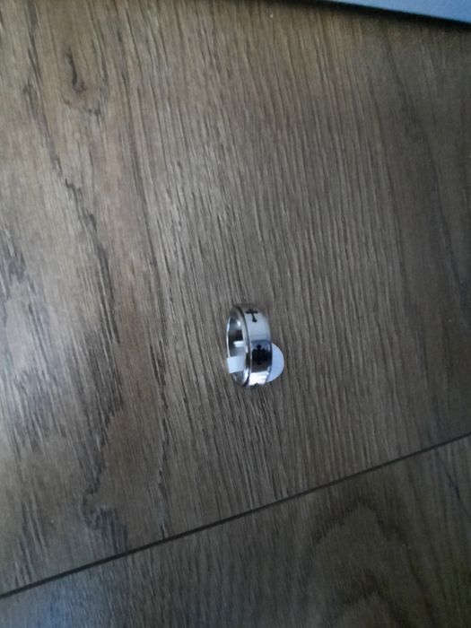 Męski pierścień z krzyżem