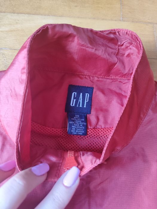 Czerwona, cienka, przeciwdeszczowa kurtka bez kaptura GAP