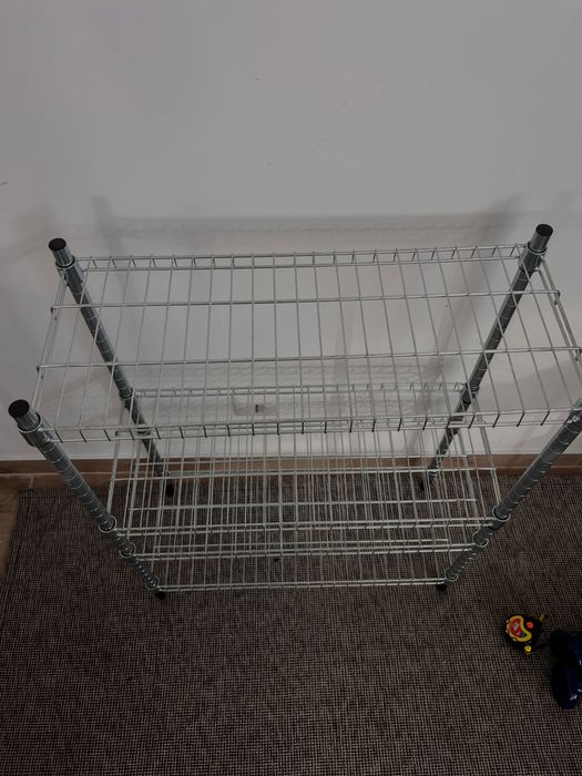 Ikea estante metálica.
