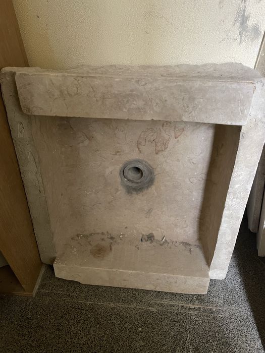 Pia em pedra lióz antiga